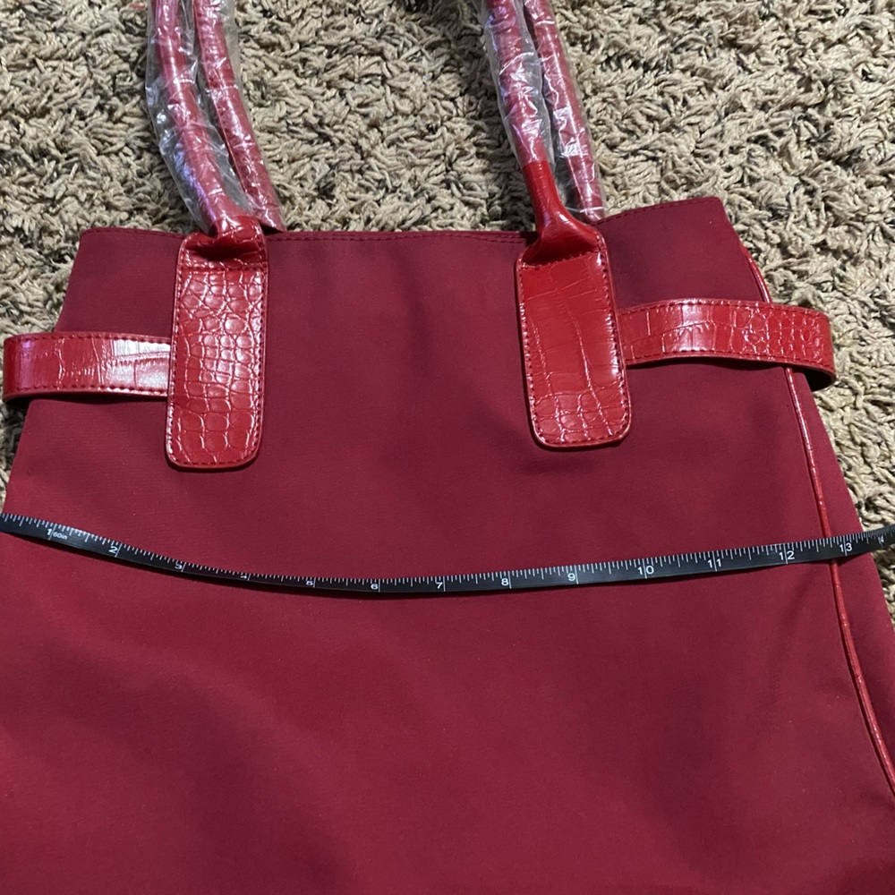 Mid sized Square Unbranded Red Handbag NWOT 13” x 13” - Picture 7 of 10